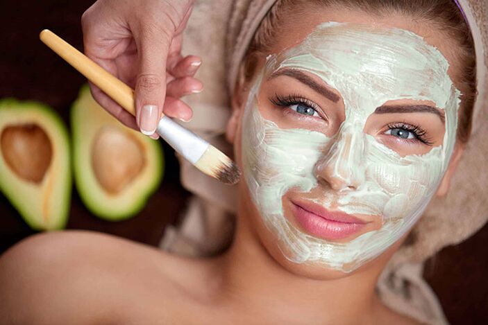 Put a mask on the face for home rejuvenation