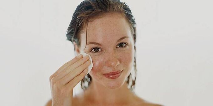 apply oil on facial skin for rejuvenation